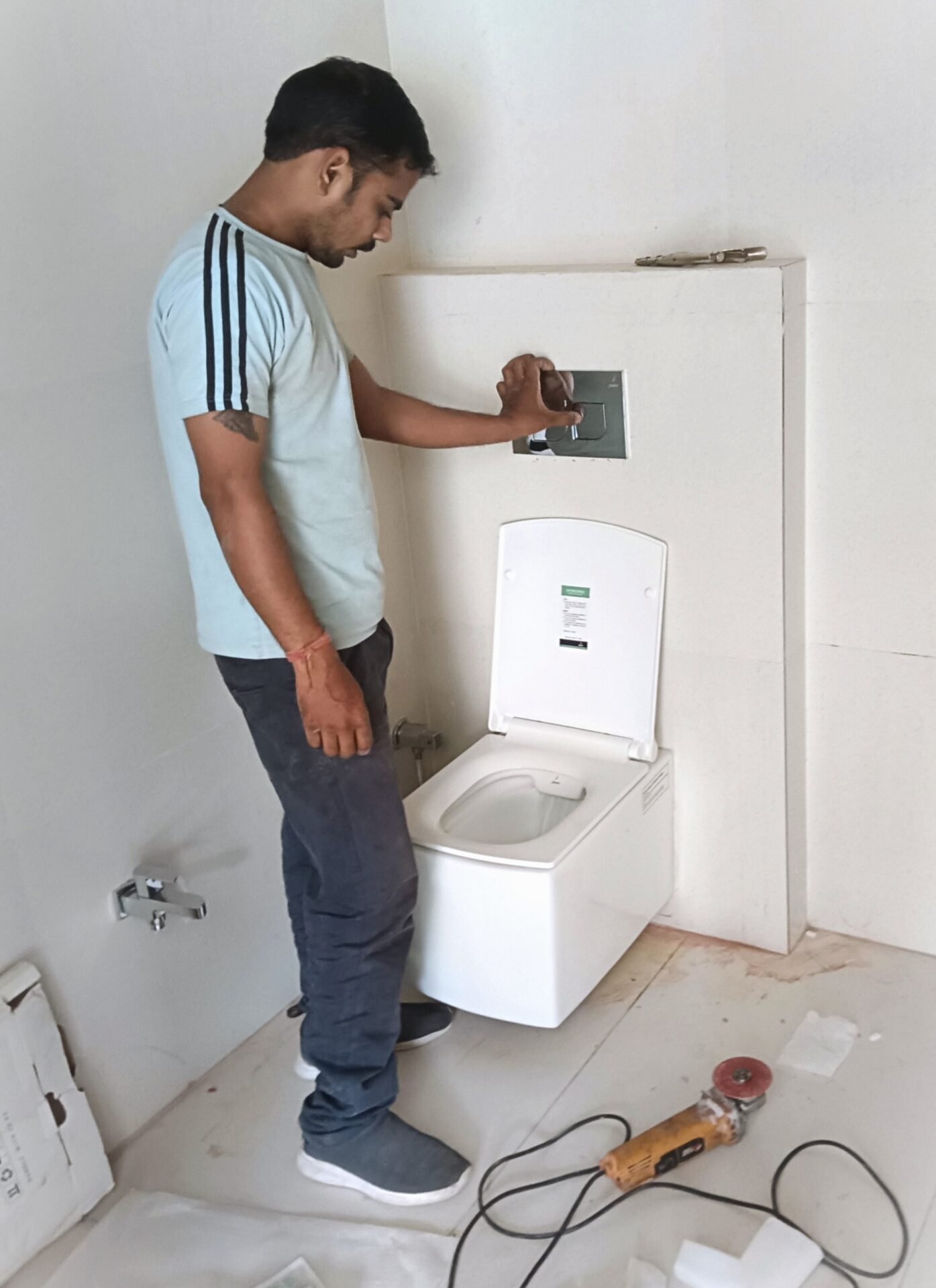 Professional wall-mounted toilet installation by Plumber Ji. Reliable plumbing services for modern bathrooms, ensuring quality fitting and smooth flush operation.